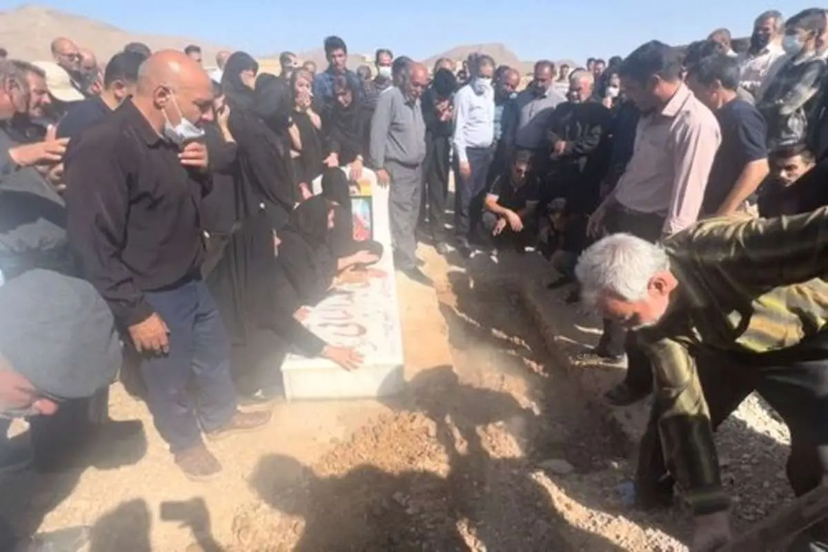 (ویدئو) مجید عبدالباقی برادر (مالک متروپل) در کنار برادرش به خاک سپرده شد
