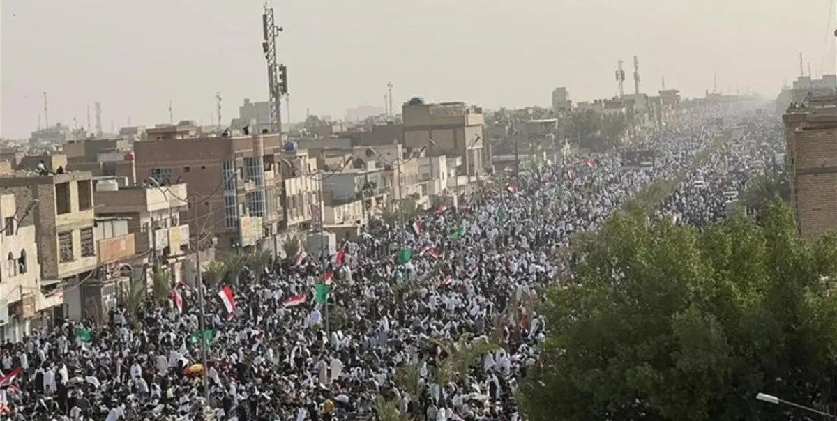 تجمع ده‌ها هزار نفر از طرفداران «مقتدی الصدر» پیش از نماز جمعه