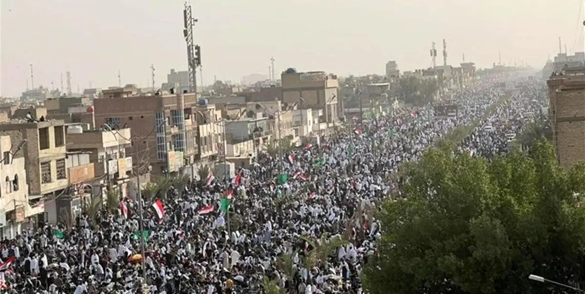 تجمع ده‌ها هزار نفر از طرفداران «مقتدی الصدر» پیش از نماز جمعه