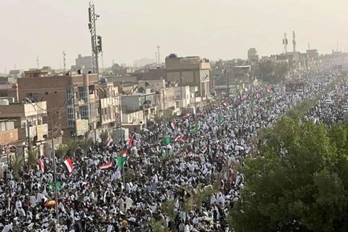 تجمع دهها هزار نفر از طرفداران «مقتدی الصدر» پیش از نماز جمعه