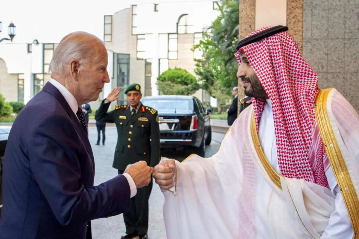 زمانی که بایدن با محمد بن سلمان مشت به مشت شد به چه فکر میکرد؟