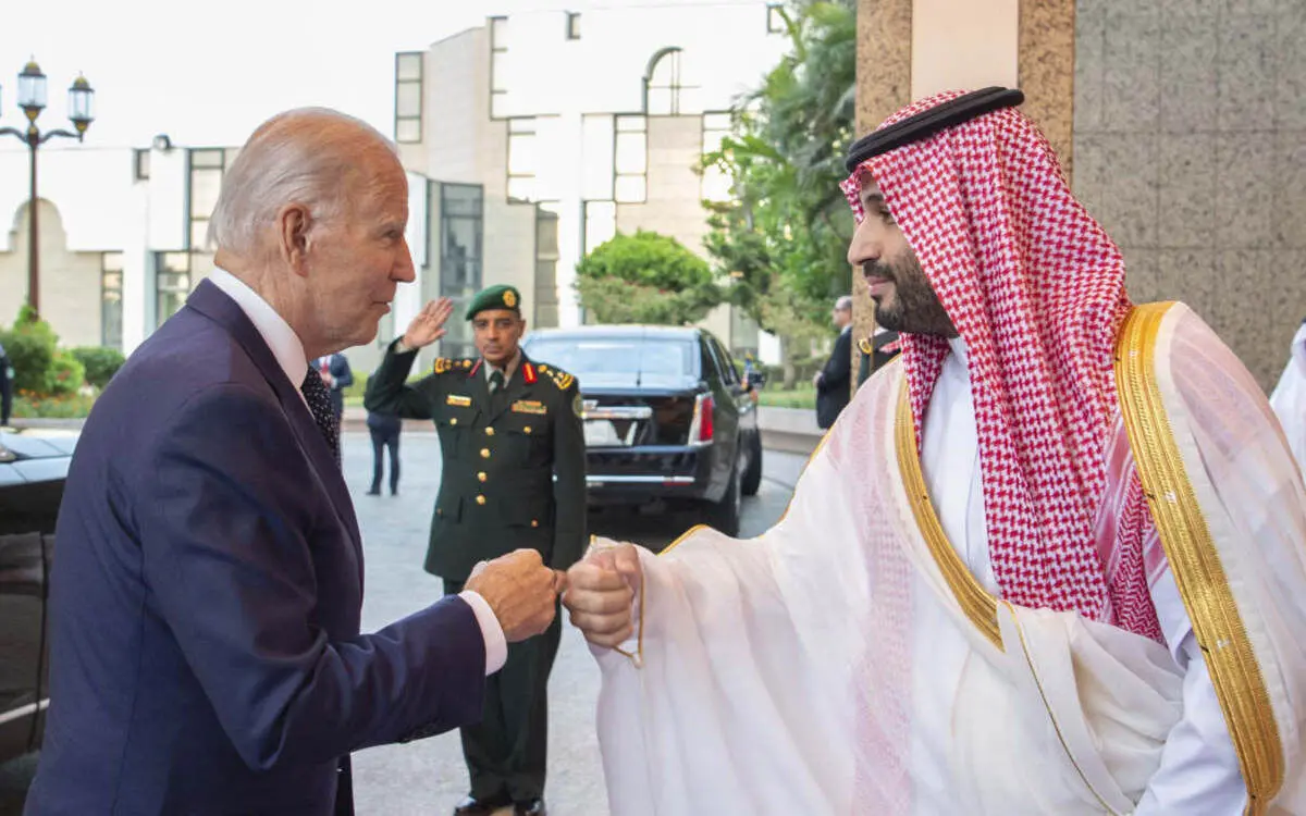 زمانی که بایدن با محمد بن سلمان مشت به مشت شد به چه فکر می‌کرد؟
