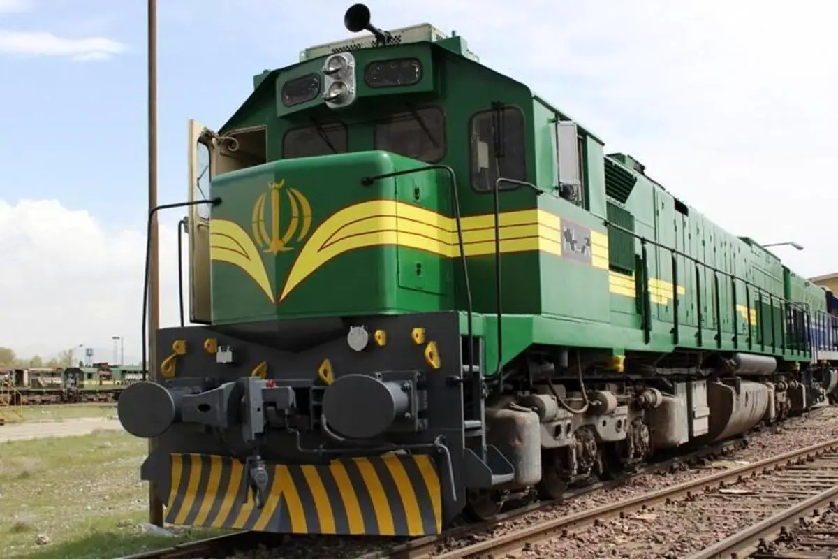 خروج یک واگن قطار از خط؛ مسافران ۴ قطار سرگردان شدند