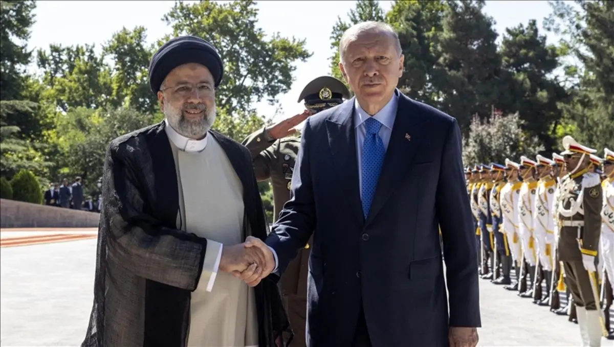 (ویدئو) استقبال رسمی رئیسی از اردوغان در سعدآباد