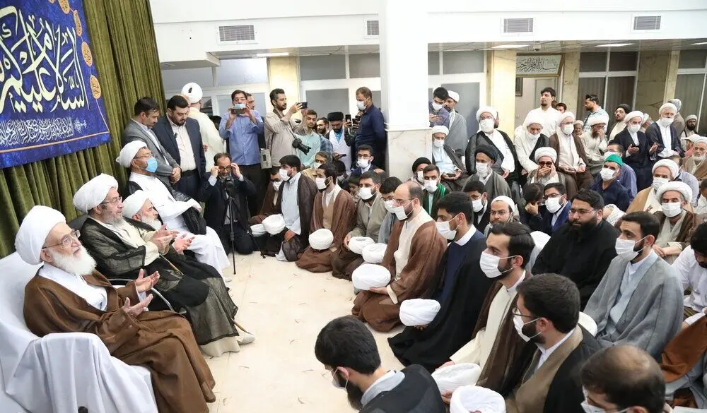 (عکس) عمامه گذاری طلاب توسط مراجع تقلید