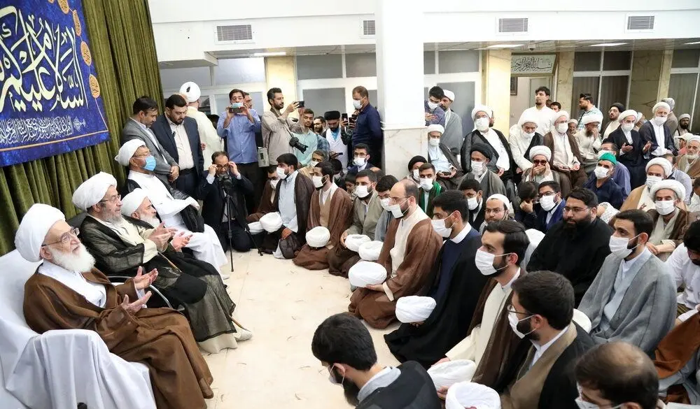 (عکس) عمامه گذاری طلاب توسط مراجع تقلید