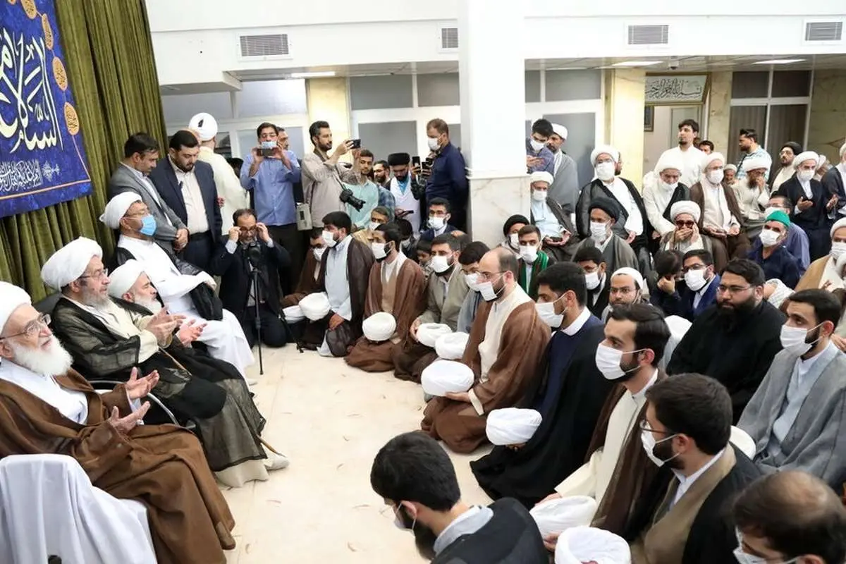 (عکس) عمامه گذاری طلاب توسط مراجع تقلید