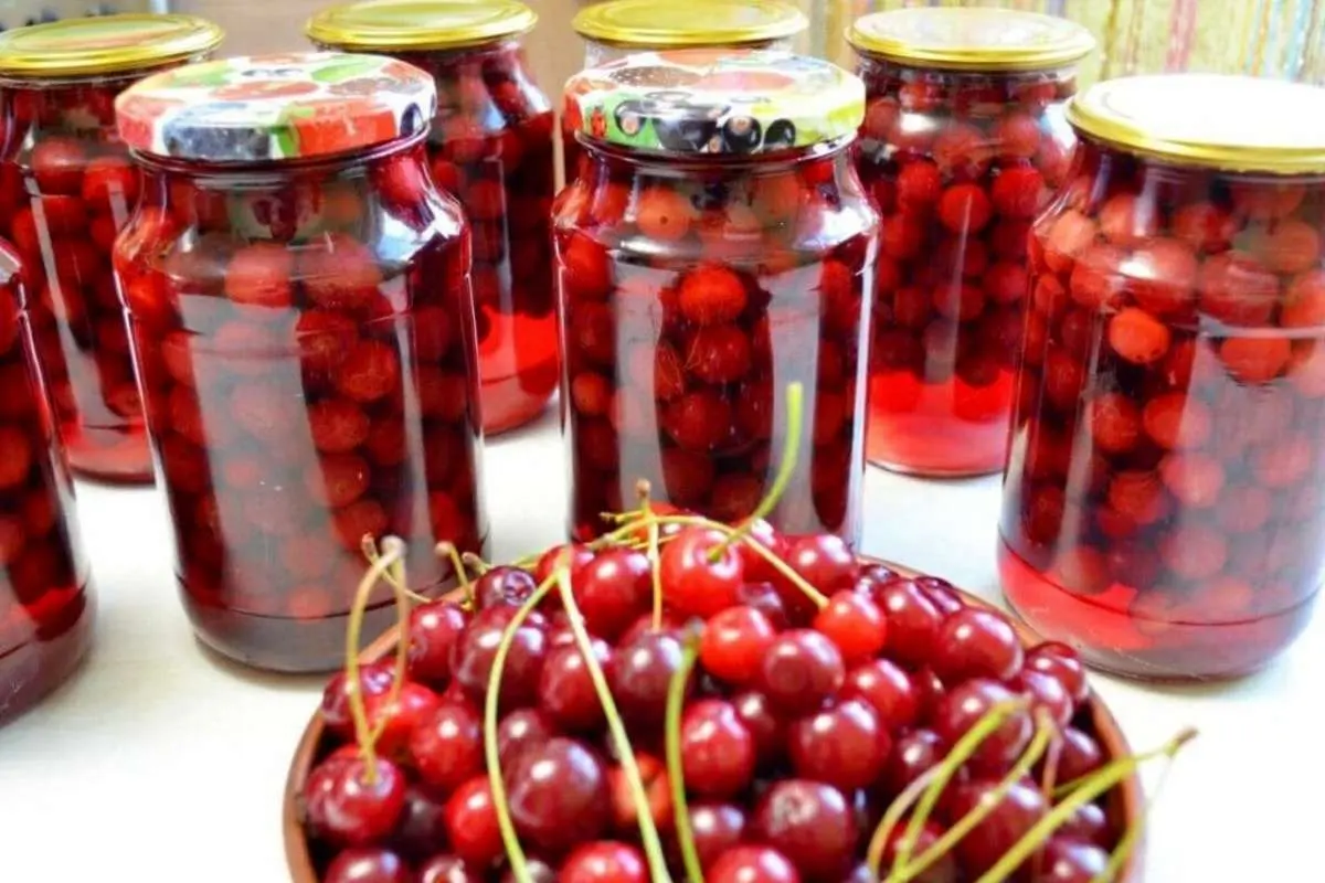 طرز تهیه ترشی آلبالو بازاری در منزل