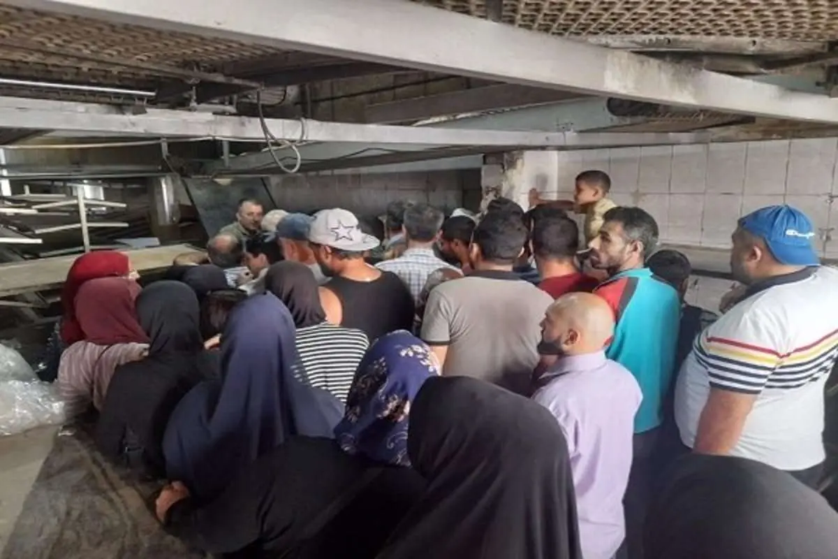 (ویدئو) کمبود شدید نان در لبنان و صف طولانی مقابل نانواییها