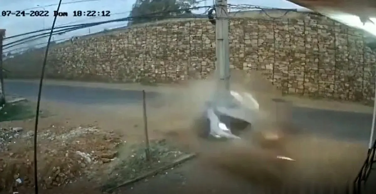 (ویدئو) تصادف شدید خودرو با تیر برق