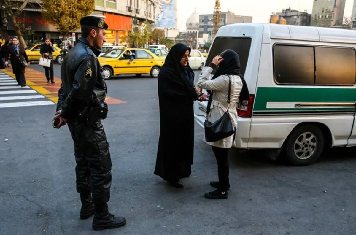 روزنامه اصولگرا: حتی بدحجاب‌ها را باید سر سفره انقلاب نشاند