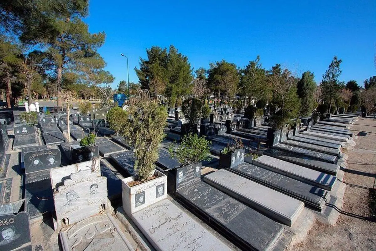 واکنش شهرداری به اصلاح سنگ قبر دارای تصاویر بی‌حجاب بانوان