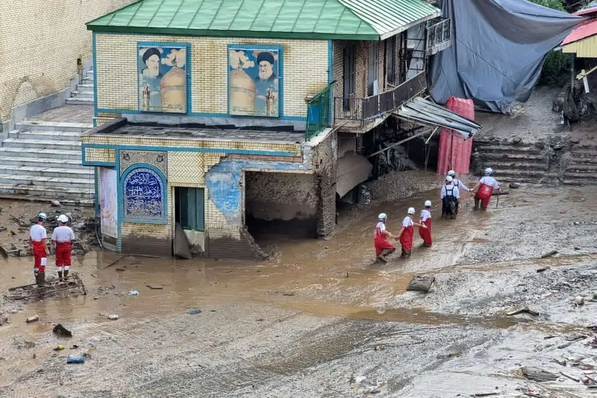تصویری غمانگیز از یک پدر در سیل امامزاده داوود