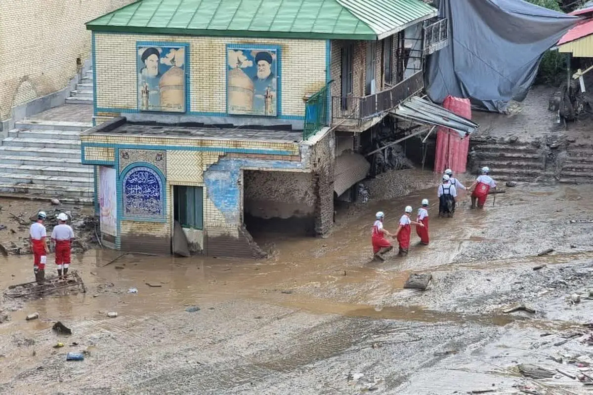 تصویری غم‌انگیز از یک پدر در سیل امامزاده داوود