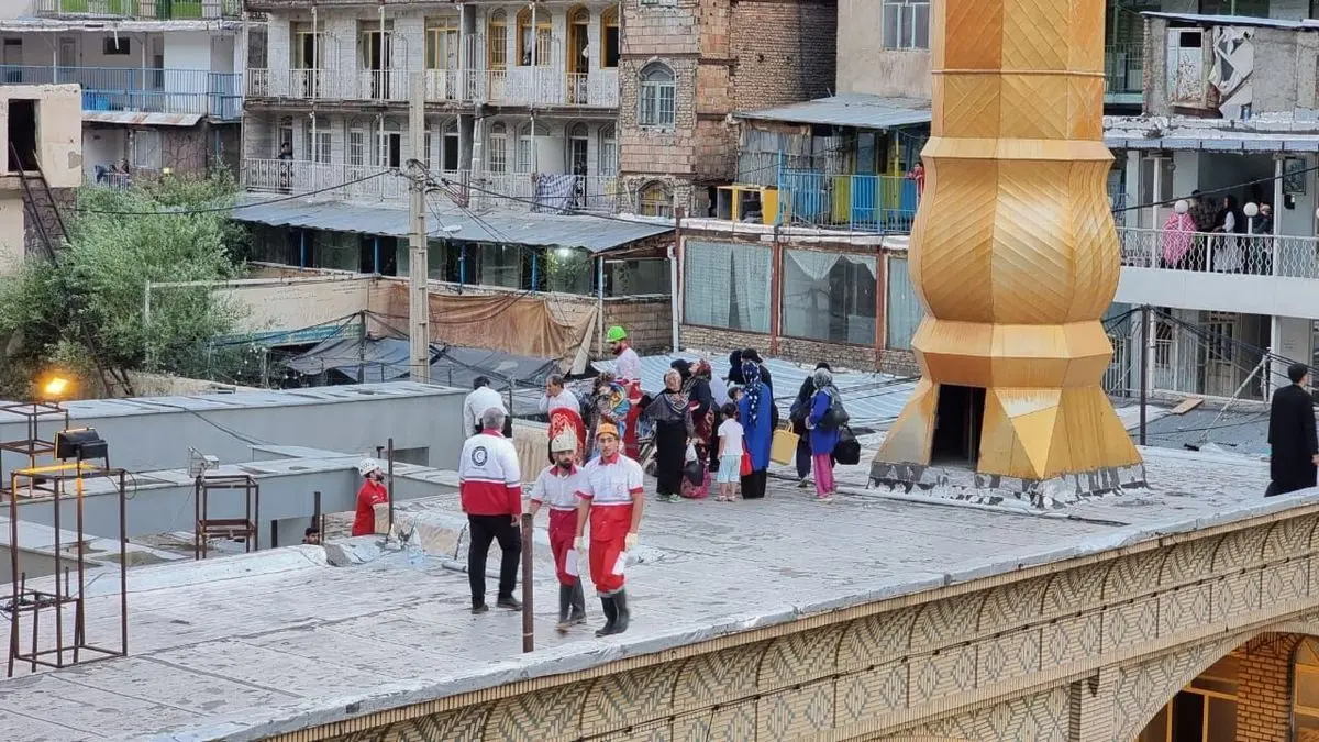 (ویدئو) خارج کردن جسد زن جوان از قسمت شمالی صحن امامزاده داوود