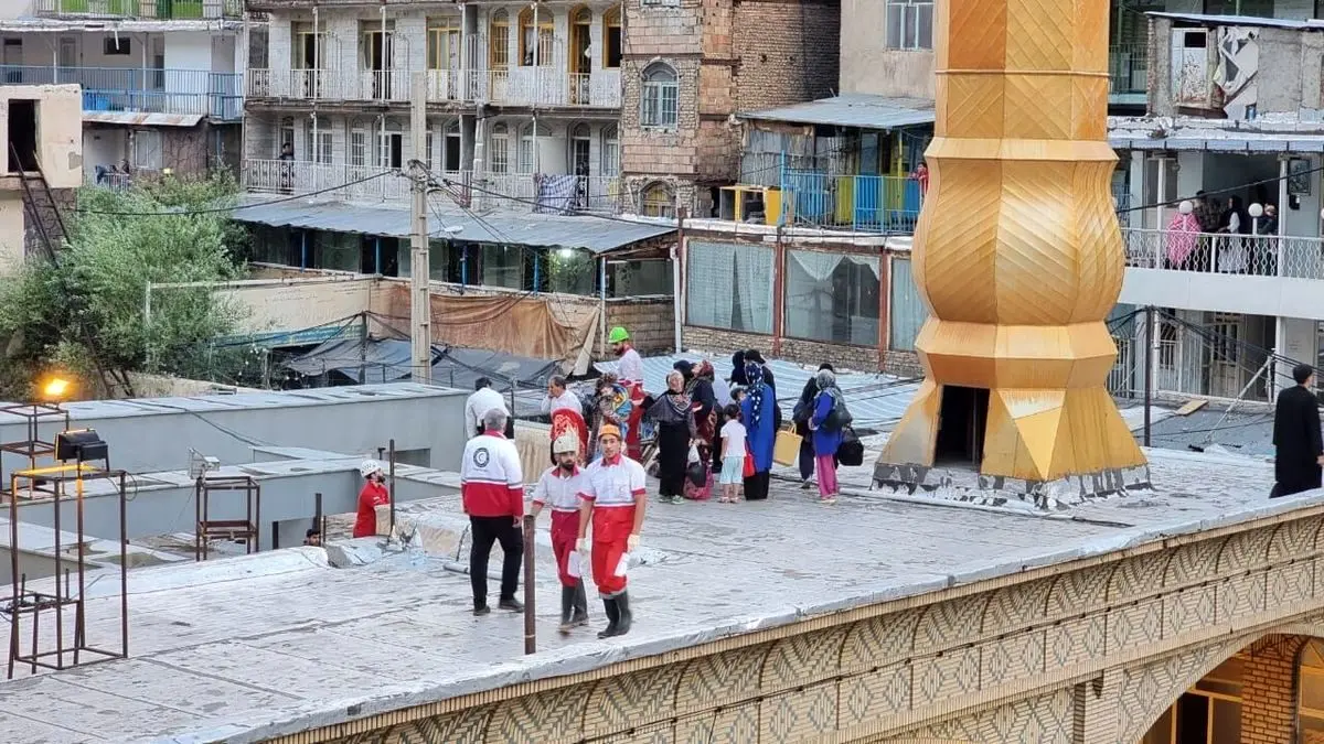 (ویدئو) خارج کردن جسد زن جوان از قسمت شمالی صحن امامزاده داوود