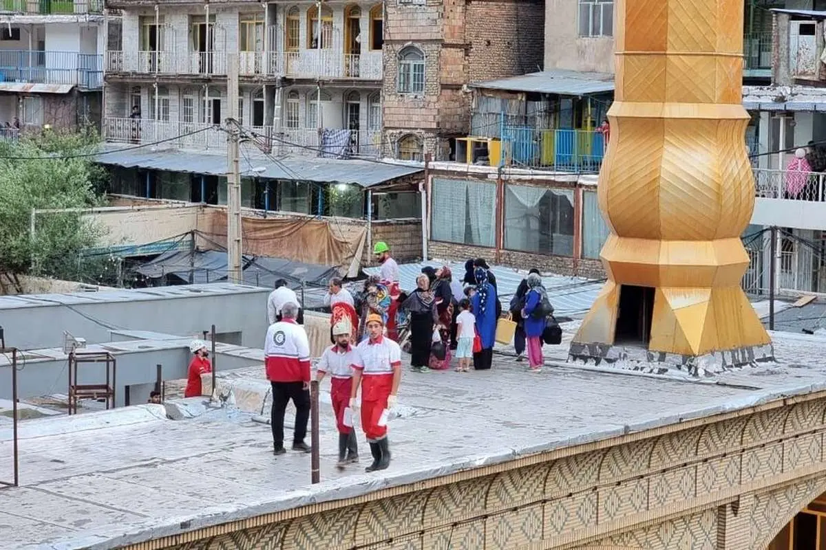 (ویدئو) خارج کردن جسد زن جوان از قسمت شمالی صحن امامزاده داوود