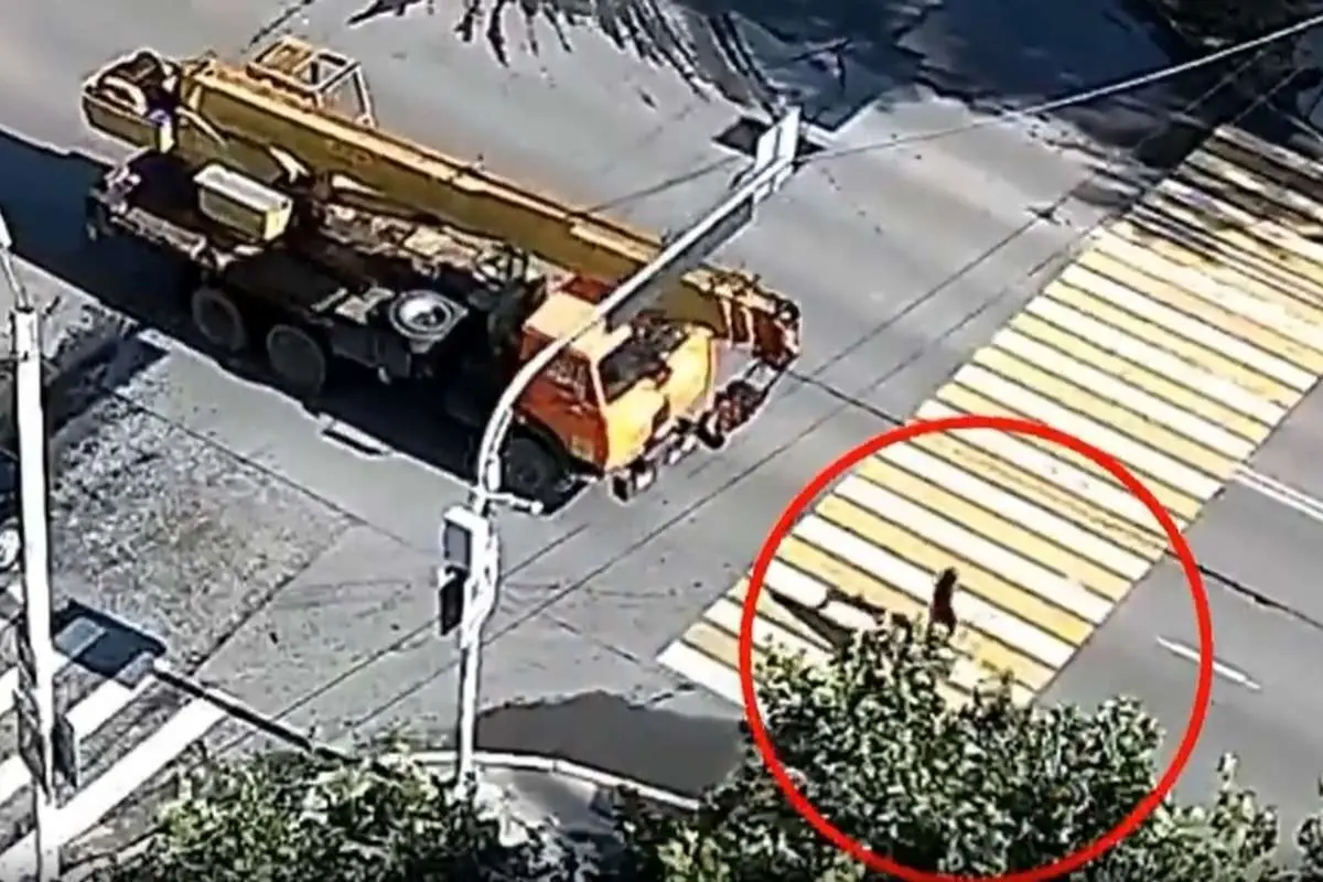 (ویدئو) فرار مادر و دختر از تصادف با جرثقیل غول پیکر
