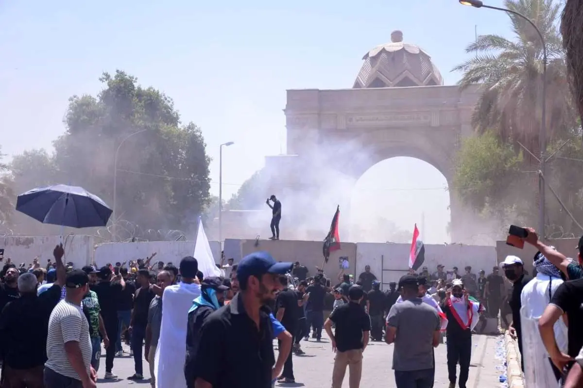 (ویدئو) تظاهرات دوباره حامیان صدر در بغداد؛ معترضان وارد ساختمان پارلمان شدند