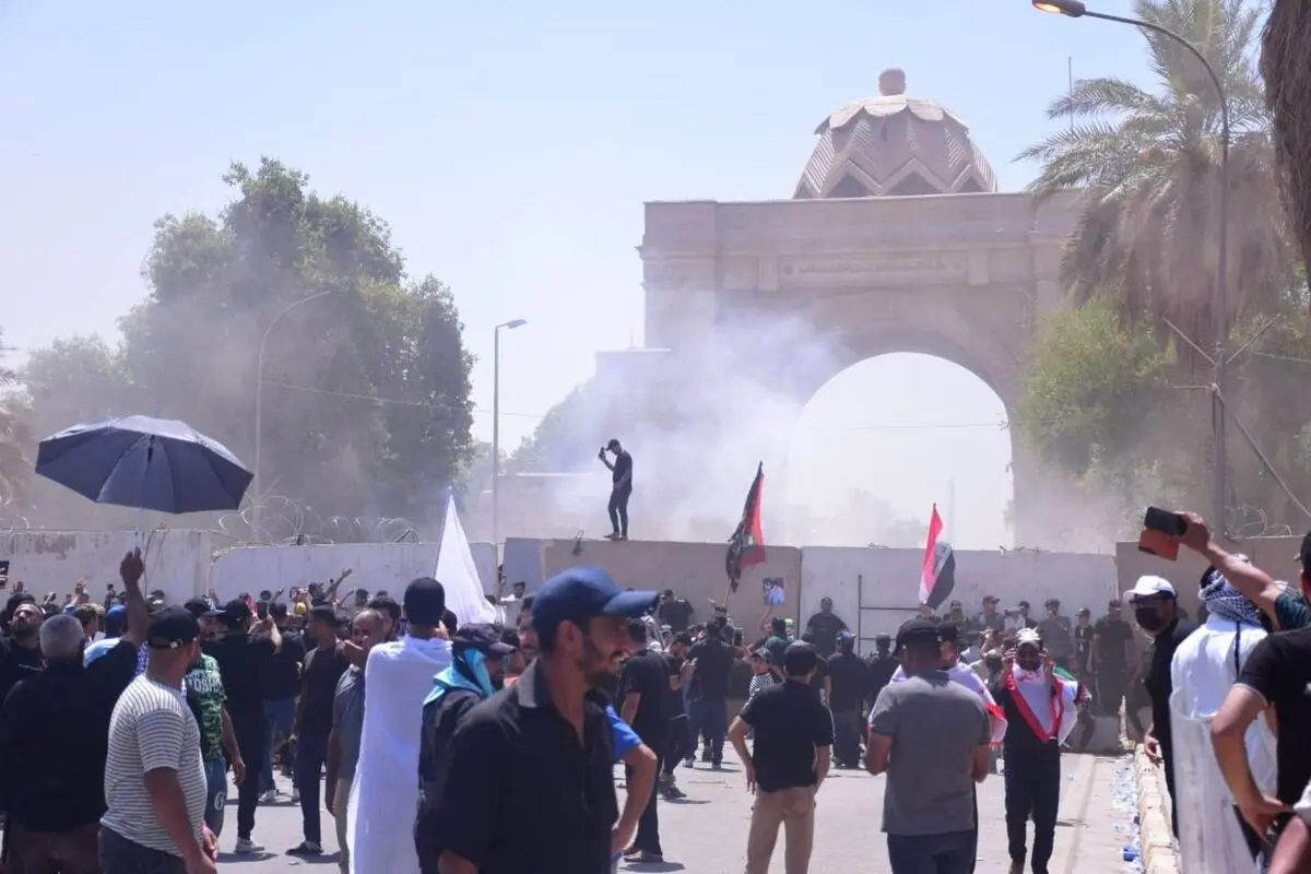 (ویدئو) تظاهرات دوباره حامیان صدر در بغداد؛ معترضان وارد ساختمان پارلمان شدند