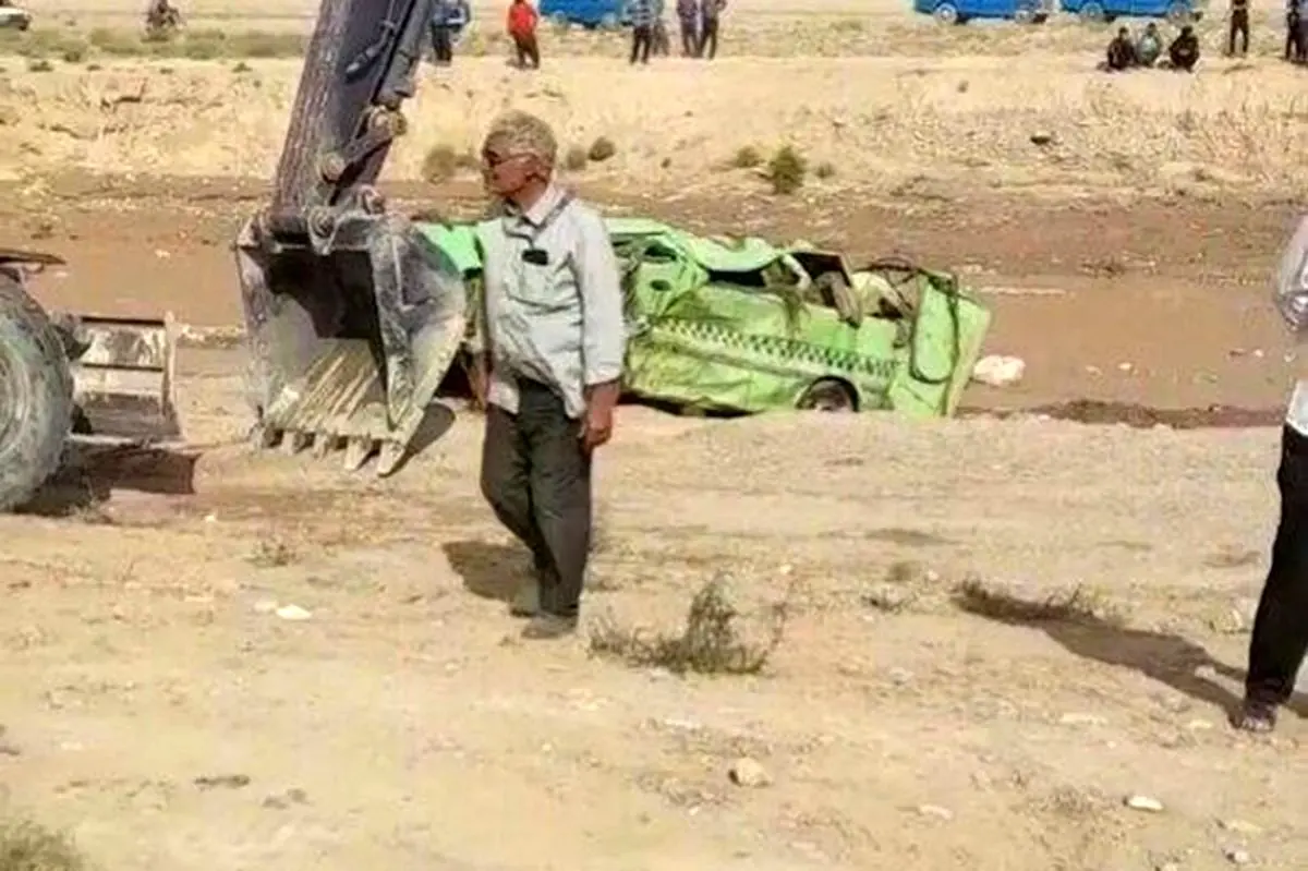 (ویدئو) سقوط هولناک خودرو با ۱۳ سرنشین در سیل مشهد