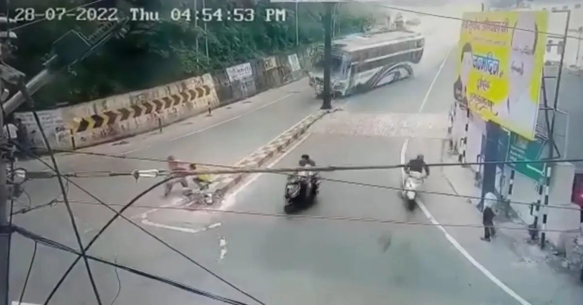 (ویدئو) اتوبوس مملو از مسافر ترمز برید و واژگون شد