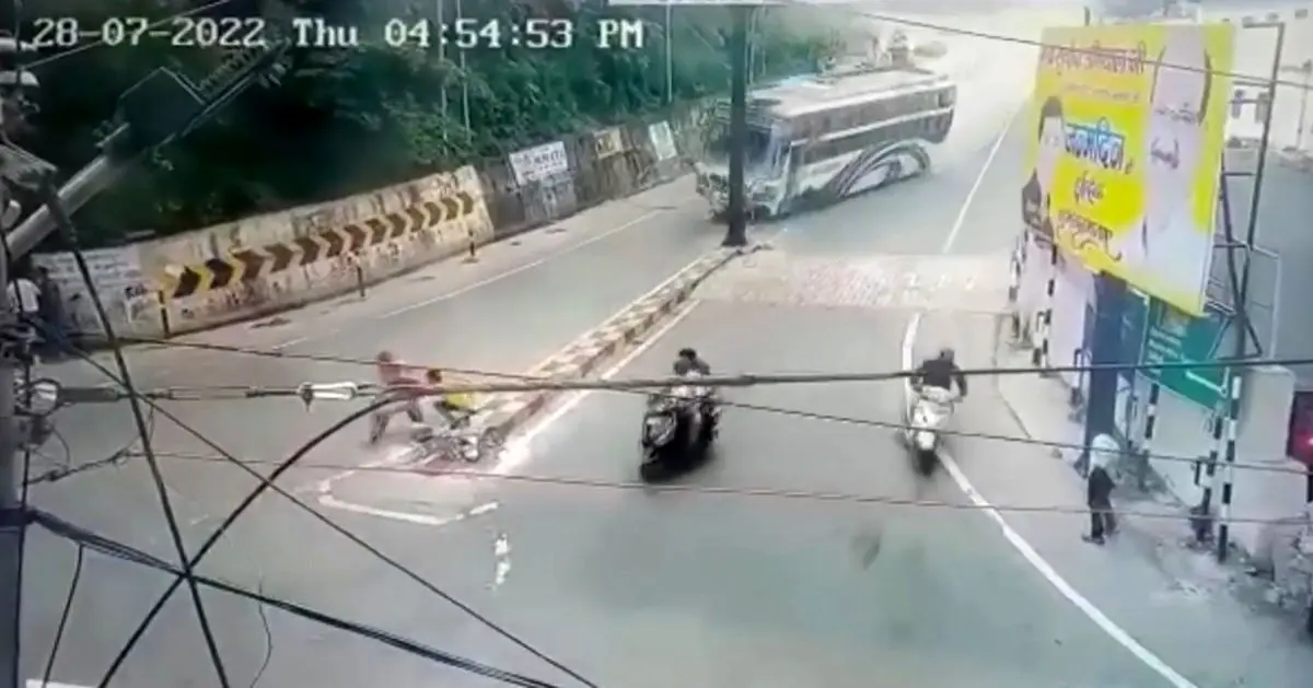 (ویدئو) اتوبوس مملو از مسافر ترمز برید و واژگون شد