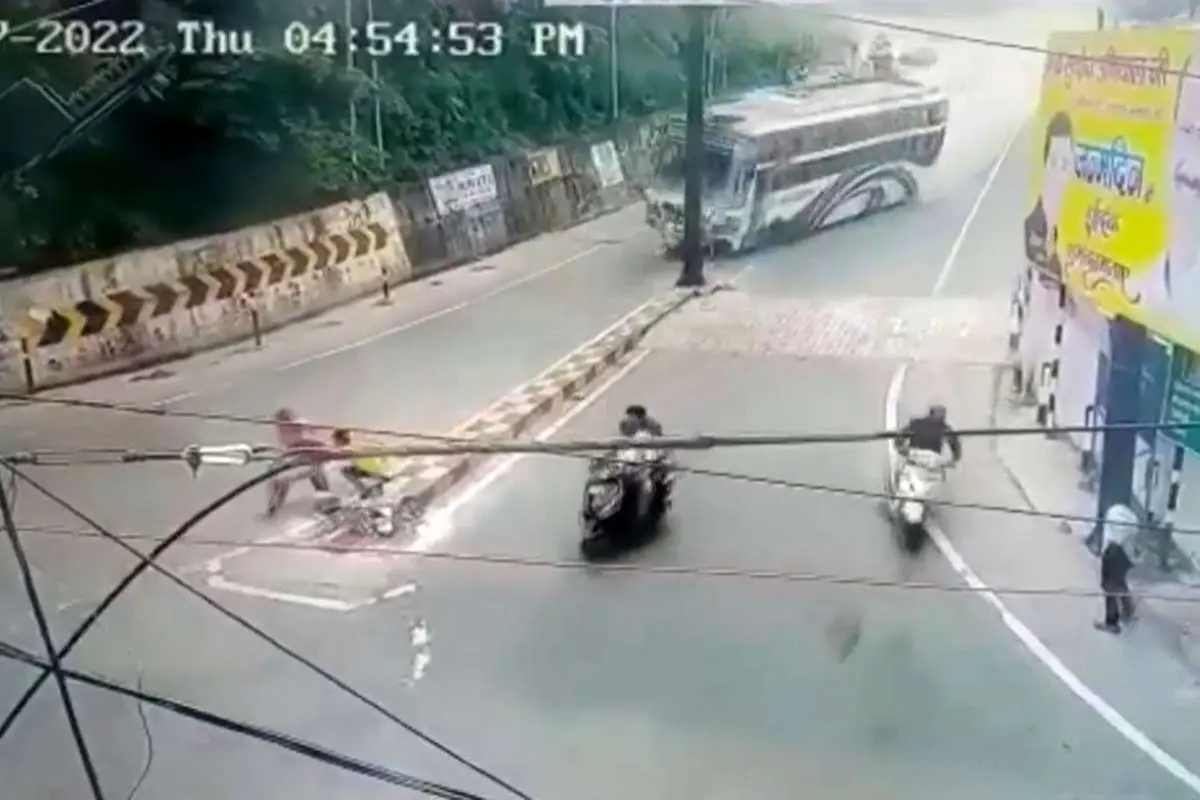 (ویدئو) اتوبوس مملو از مسافر ترمز برید و واژگون شد