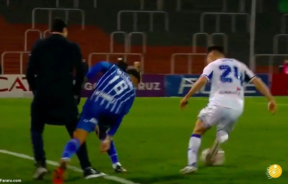 (ویدئو) زیرپا گرفتن سرمربی برای بازیکن حریف!