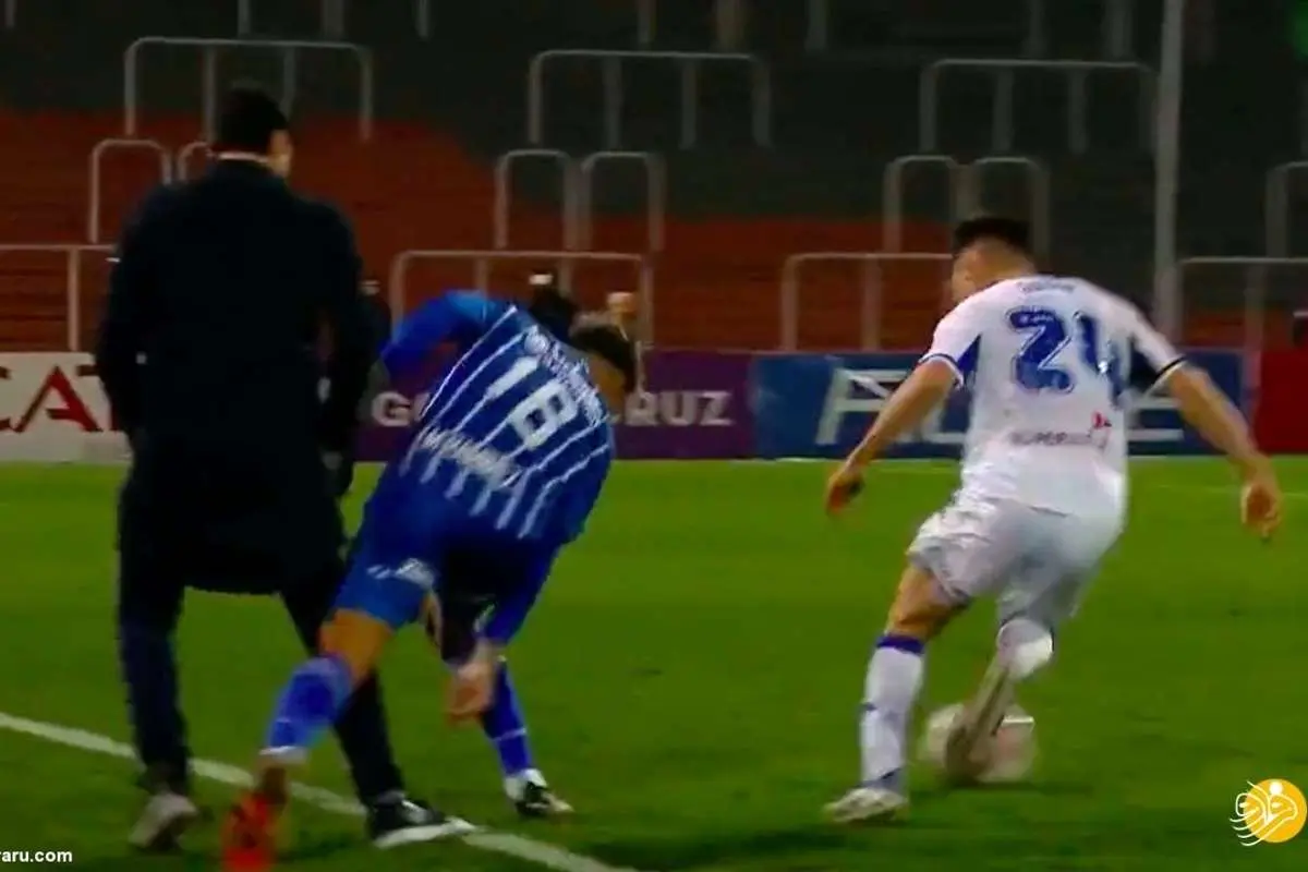 (ویدئو) زیرپا گرفتن سرمربی برای بازیکن حریف!