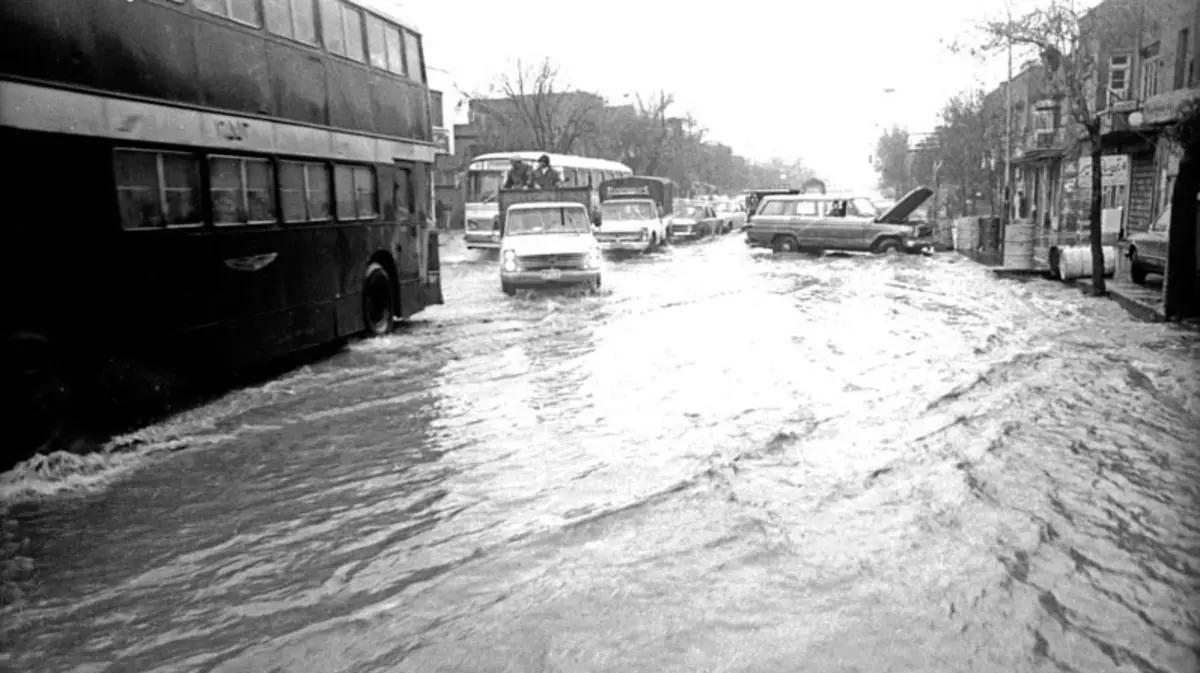 (تصاویر) عکس‌های نوستالژیک سیل تهران در دهه ۶۰