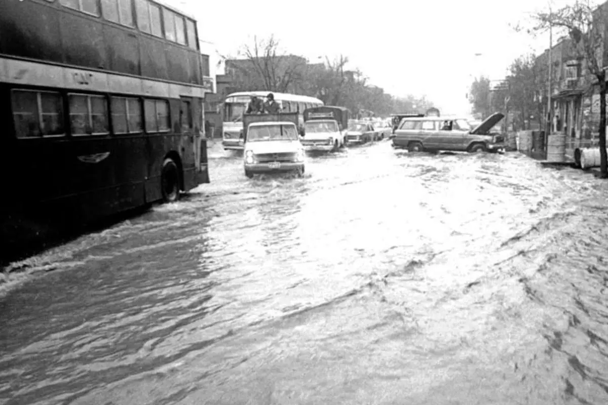 (تصاویر) عکس‌های نوستالژیک سیل تهران در دهه ۶۰