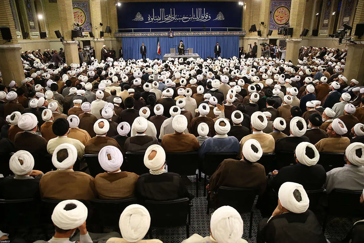 نامه ائمه جمعه به رهبری: با کسب رضایت جنابعالی فاصله داریم
