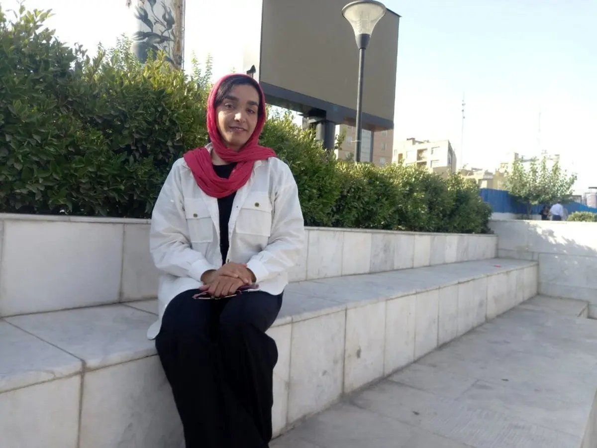 (تصویر) شغل خطرناک‌ دختر ۲۳ ساله ایرانی؛ فاطمه روزی ۱۲ ساعت در ارتفاع کار می‌کند