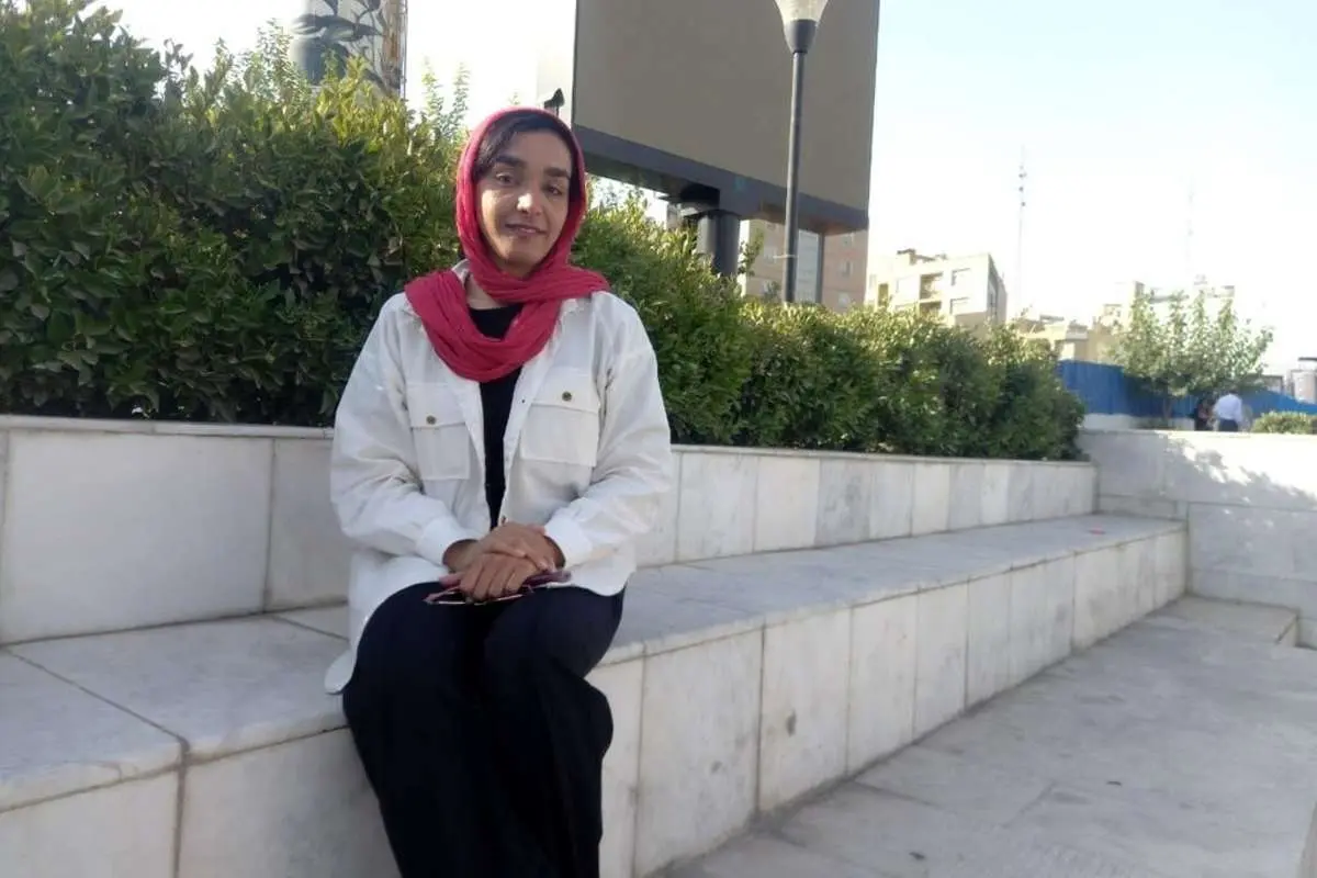 (تصویر) شغل خطرناک دختر ۲۳ ساله ایرانی؛ فاطمه روزی ۱۲ ساعت در ارتفاع کار میکند
