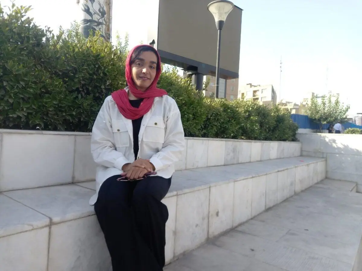 (تصویر) شغل خطرناک‌ دختر ۲۳ ساله ایرانی؛ فاطمه روزی ۱۲ ساعت در ارتفاع کار می‌کند