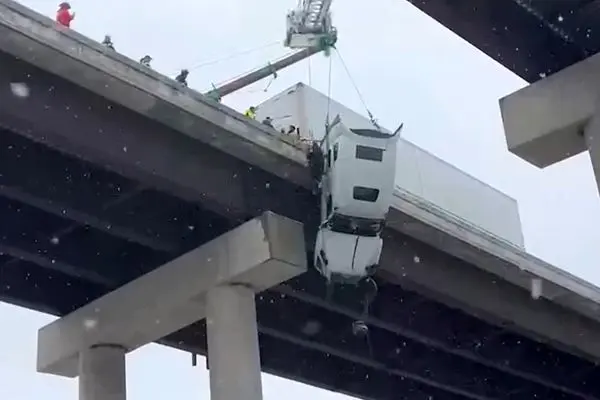 نجات معجزه‌آسای راننده کامیون آویزان از پل