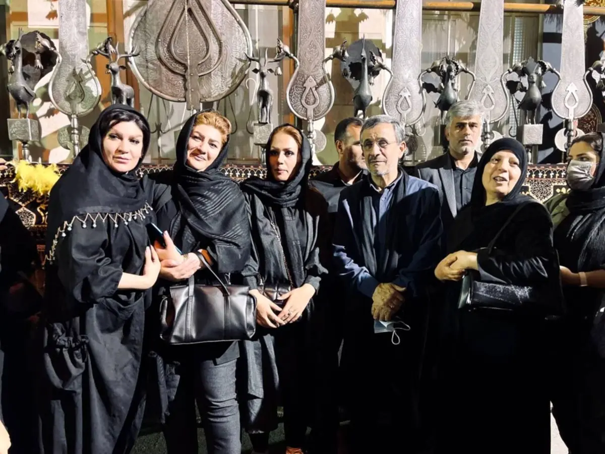 (ویدئو) حرف‌های درگوشی احمدی‌نژاد با یک زن خبرساز شد!