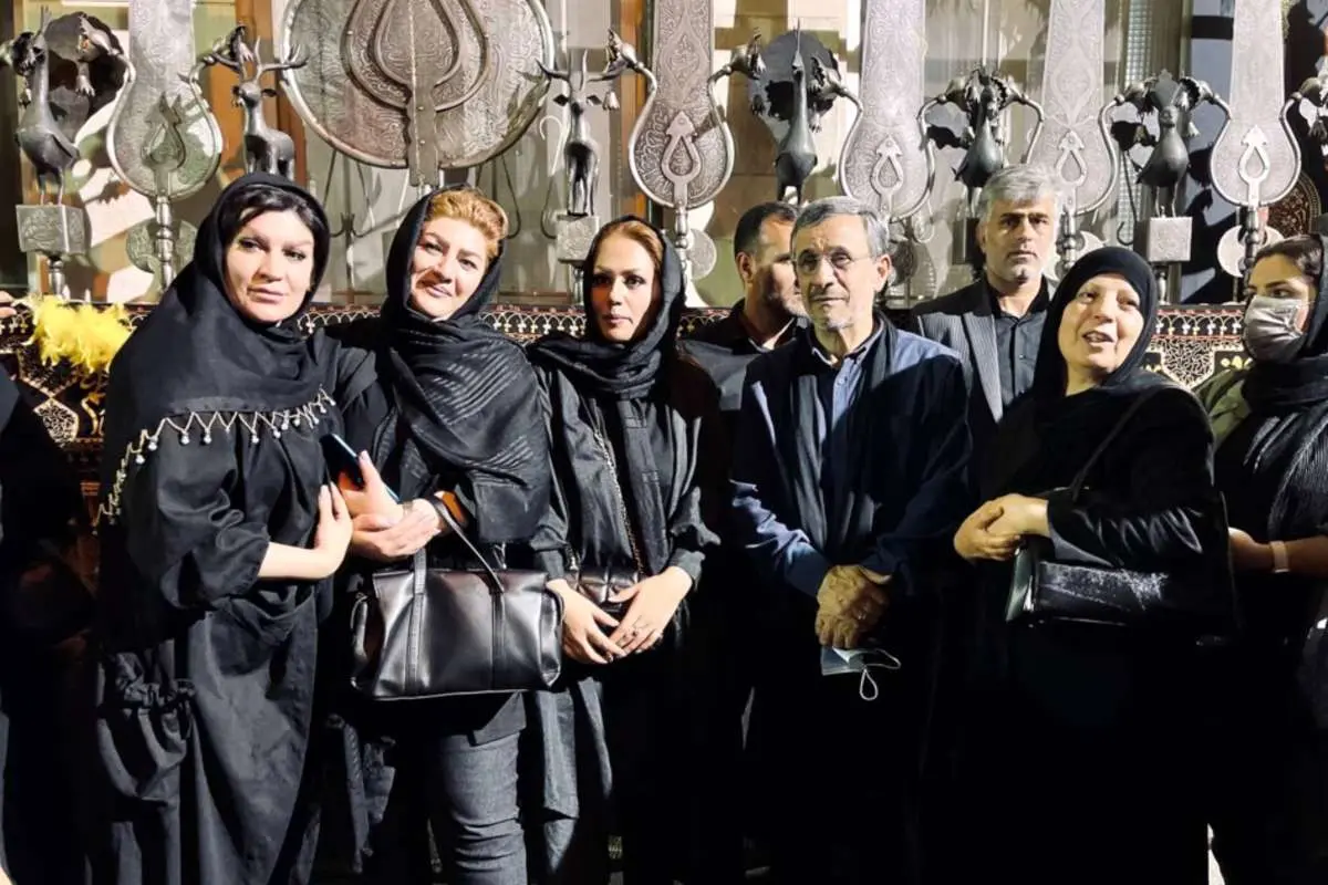 (ویدئو) حرفهای درگوشی احمدینژاد با یک زن خبرساز شد!