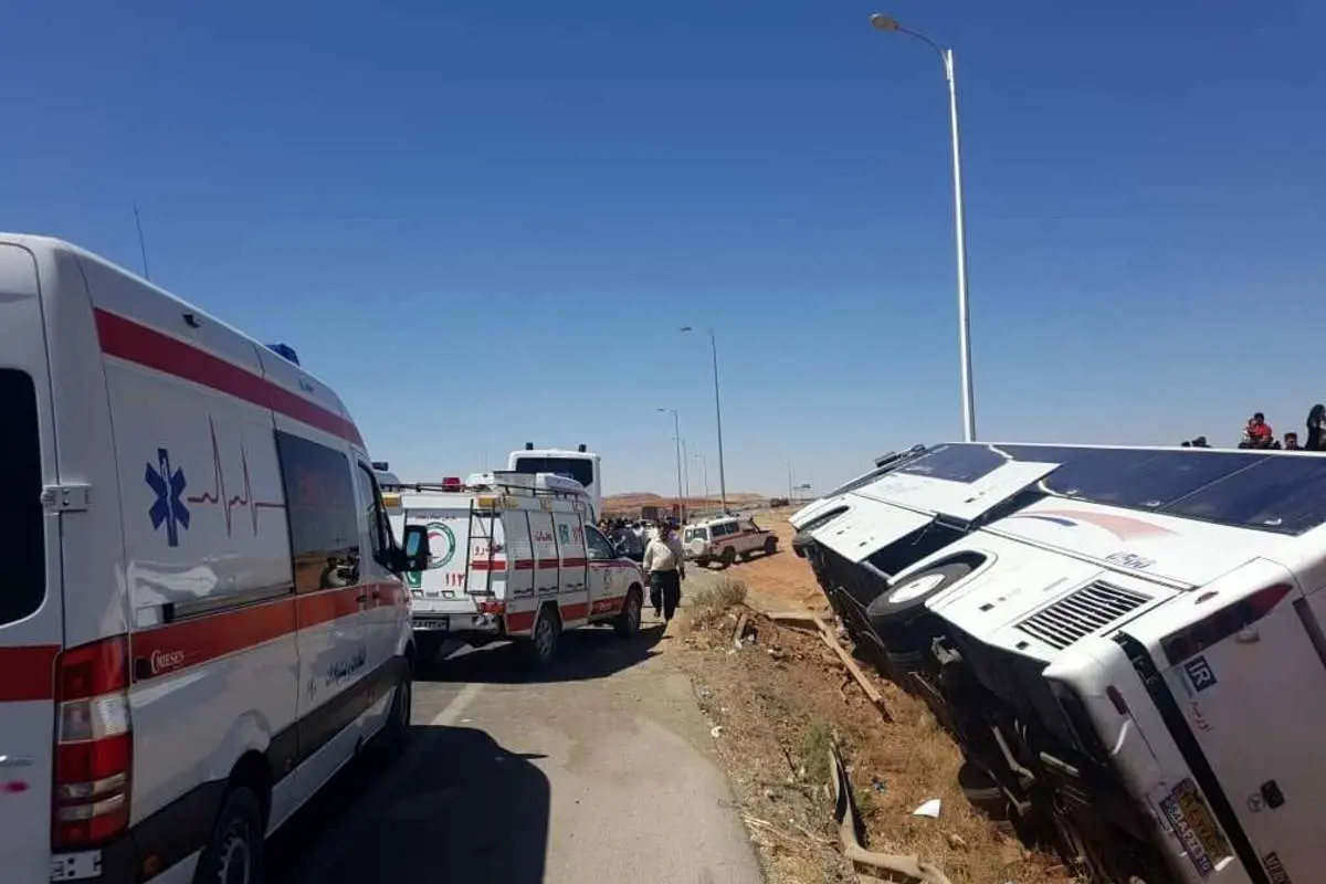 ۱۱ نفر در واژگونی اتوبوس در جاده فیروزآباد مصدوم شدند