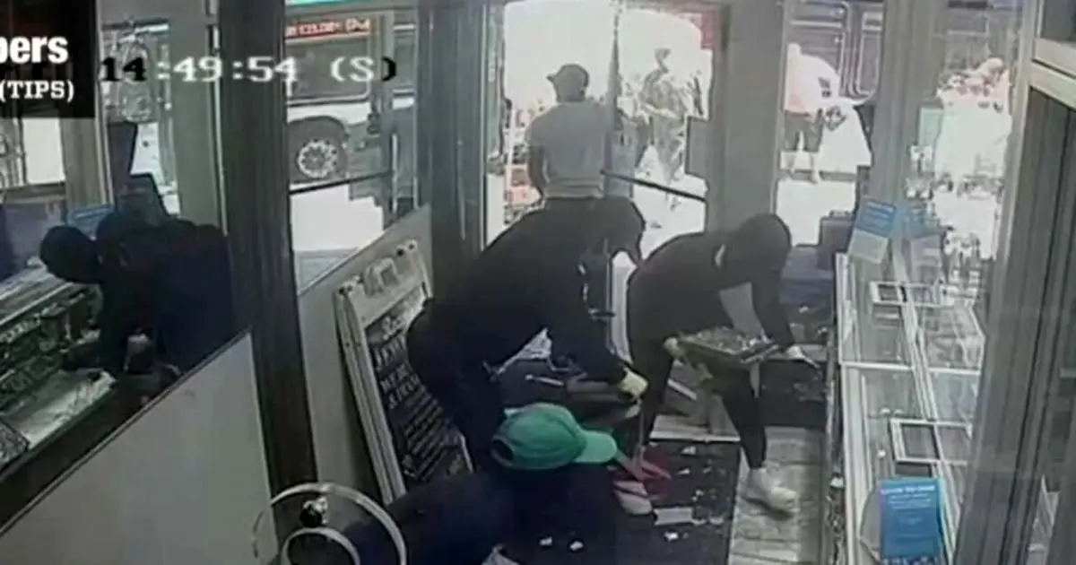 (ویدئو) سرقت دو میلیون دلار جواهر در ۳۰ ثانیه!