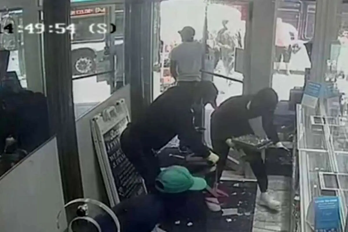 (ویدئو) سرقت دو میلیون دلار جواهر در ۳۰ ثانیه!