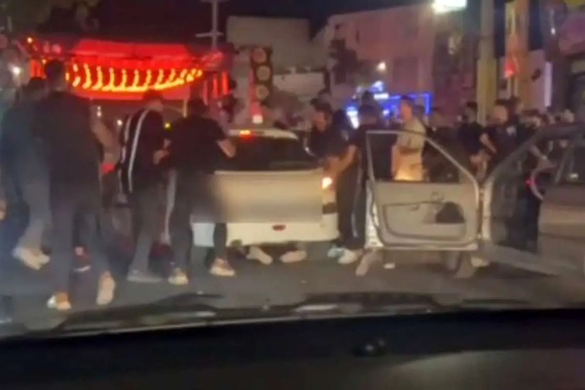 (ویدئو) زیر گرفتن یک زن در کرج توسط راننده خشمگین پژو ۲۰۶
