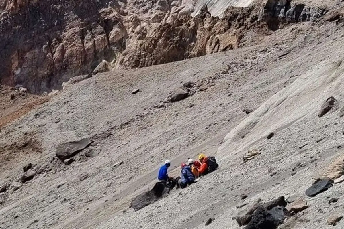 (عکس) انتقال پیکر دو کوهنورد کشته شده در دماوند به زمستان موکول شد