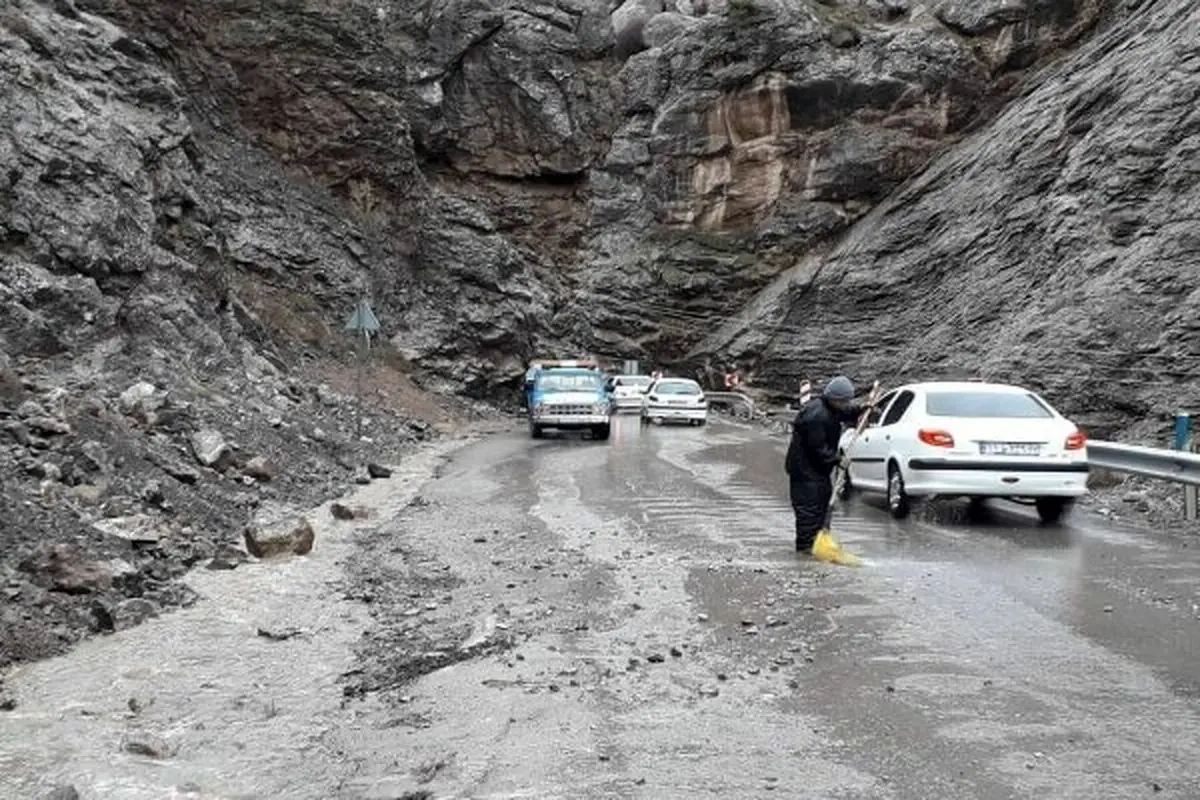 (ویدئو) ریزش دورباره سنگ در جاده هراز
