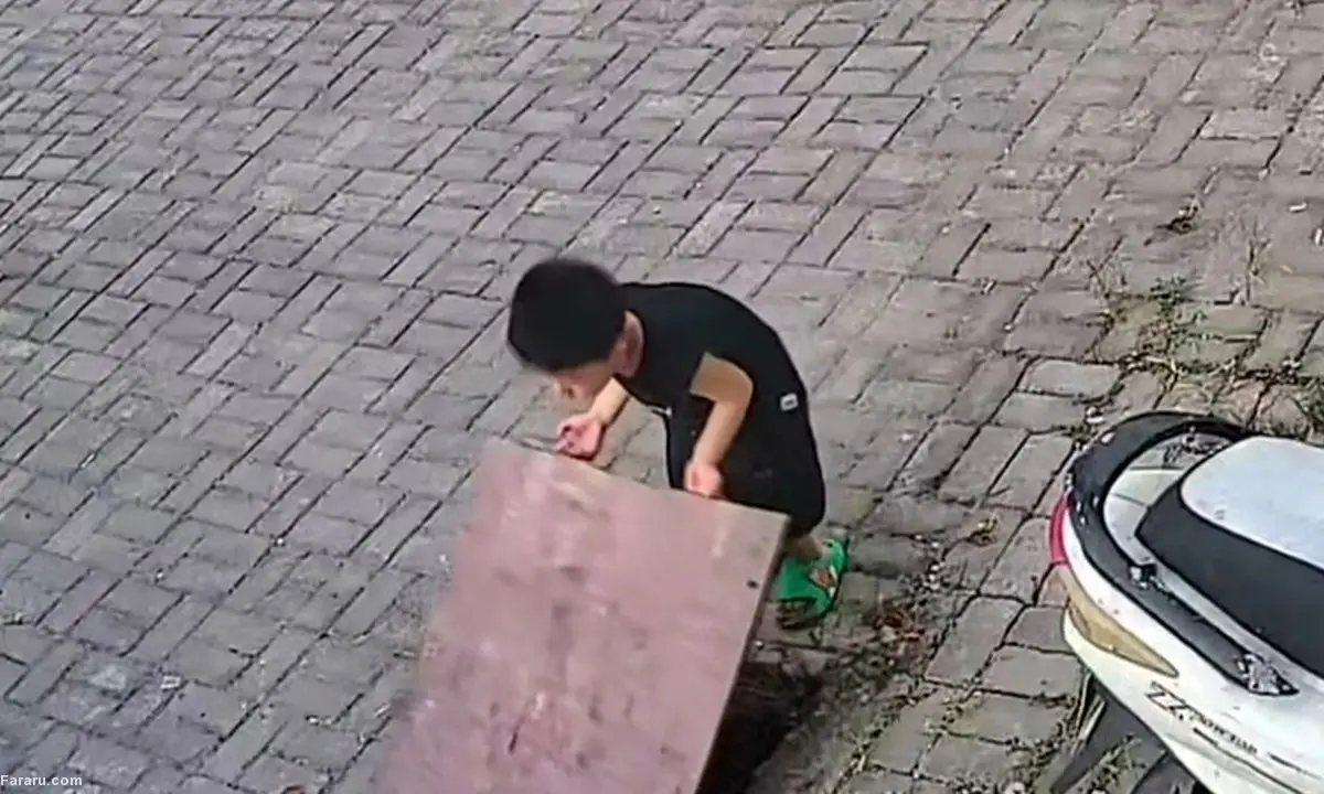 (ویدئو) مادربزرگ برای نجات نوه بازیگوش داخل چاه فاضلاب پرید