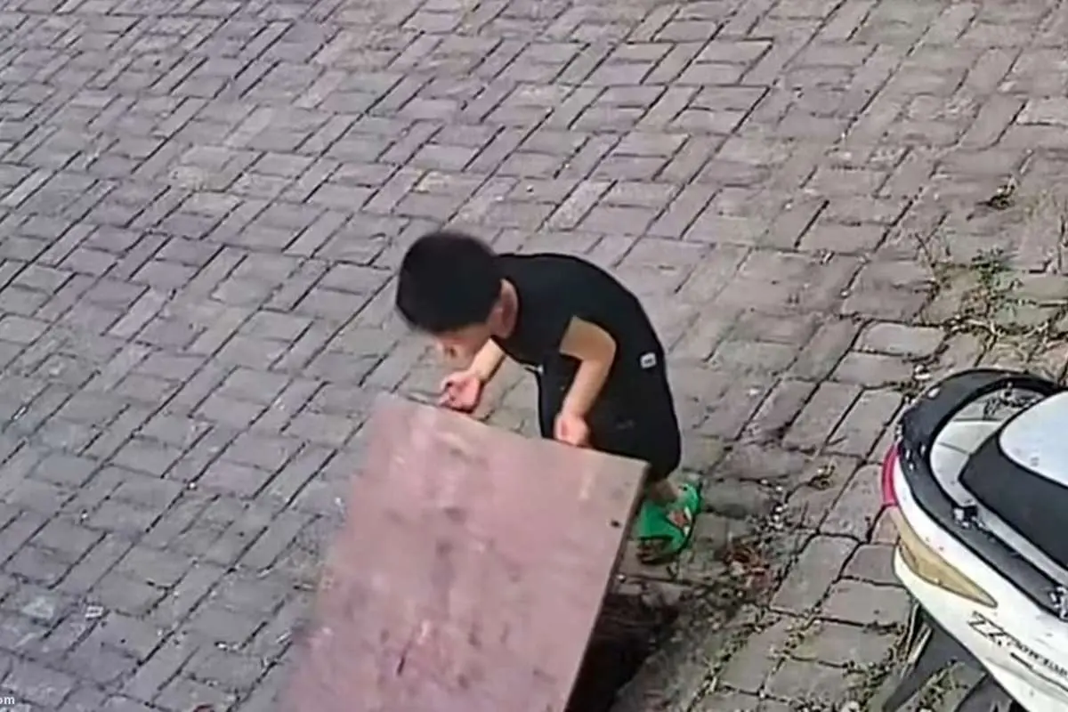 (ویدئو) مادربزرگ برای نجات نوه بازیگوش داخل چاه فاضلاب پرید