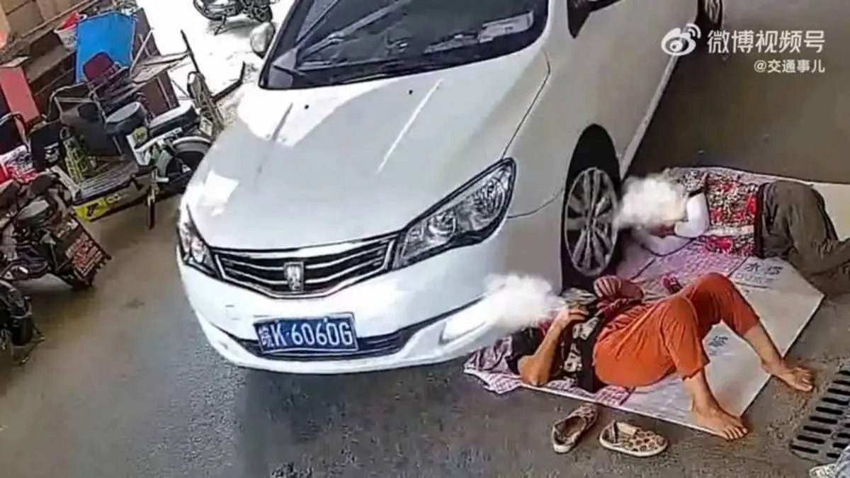 (ویدئو) عبور خودرو از روی سر یک زن خوابیده!