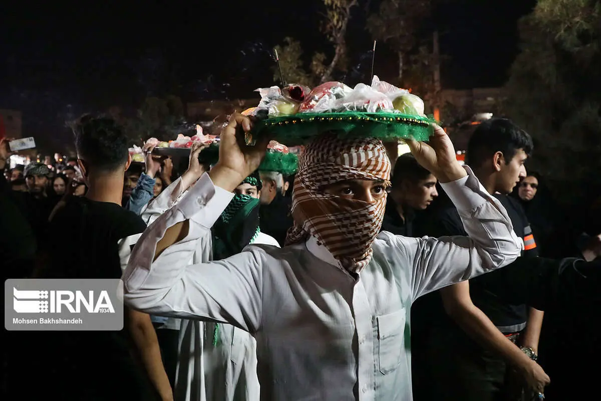 (تصاویر) آیین سنتی سینی گردانی حضرت قاسم(ع)