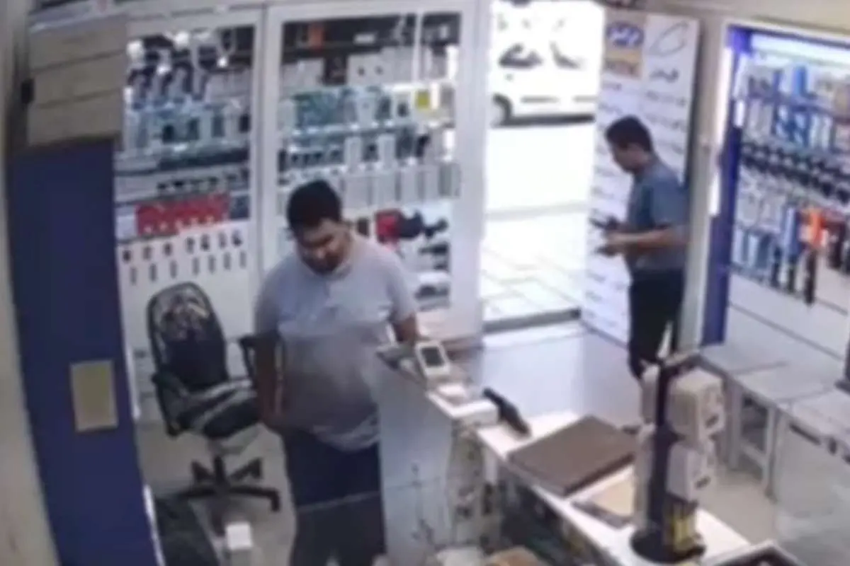 (ویدئو) سرقت آیفون ۱۳ از موبایلفروشی با ترفند زلزله!